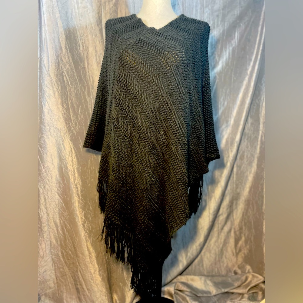 Win Win black pullover shawl one size fits all 100% acrylic with fringe